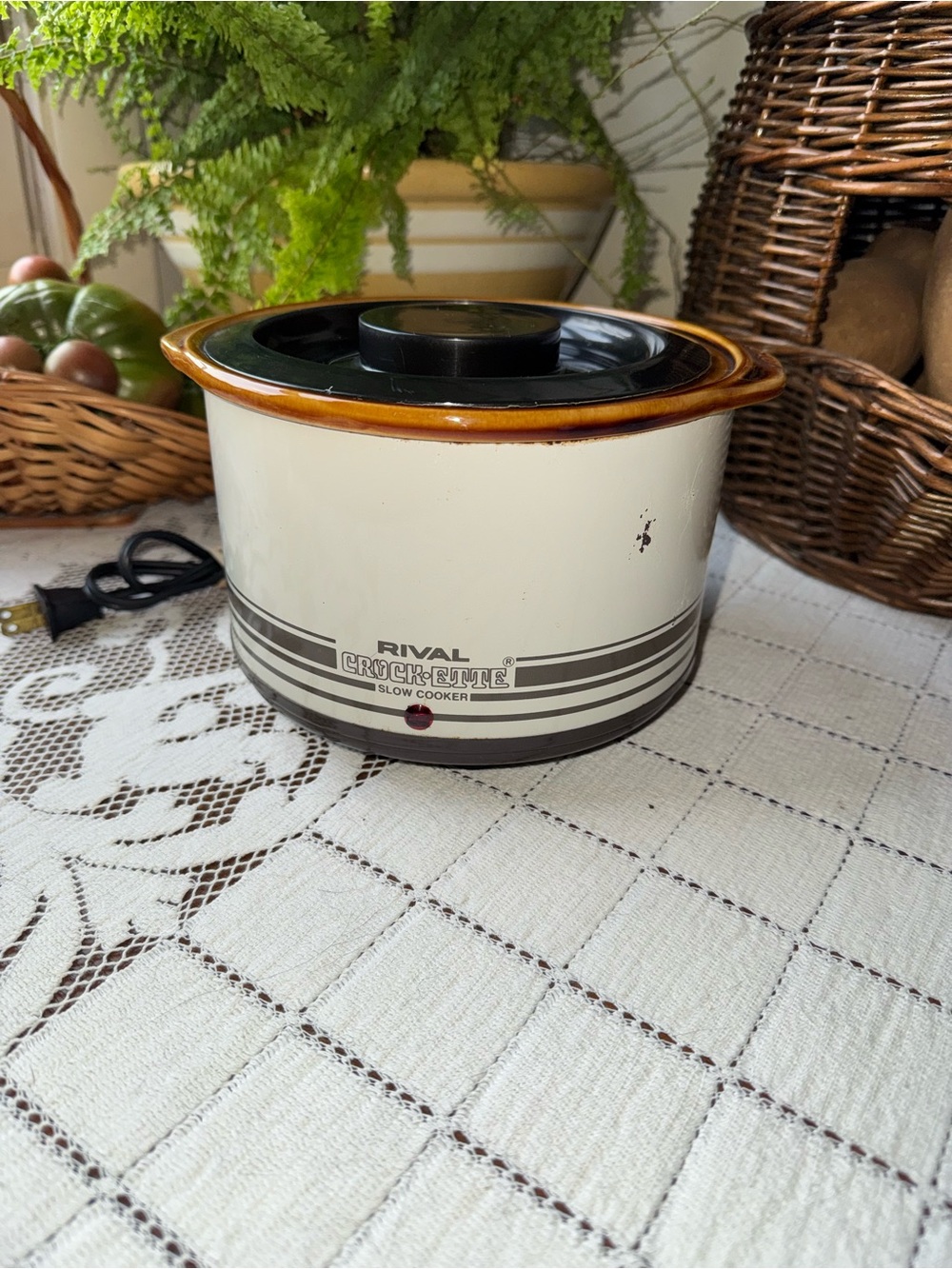 Vintage 70’s 1qt Rival Crock-Ette